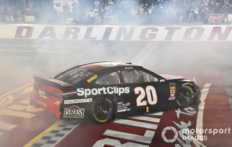 NASCAR 2019 ERIK JONES #20 DARLINGTON RACE WIN SPORTS CLIPS 1/24 CAR